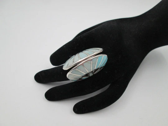 Oko women's seashell ring. 925 sterling silver and blue enamel. United States. 1980's