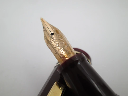 Omas 555 art deco fountain pen. Burgundy faceted resin and gold plated details. 1990's