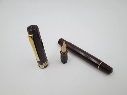 Omas 555 art deco fountain pen. Burgundy faceted resin and gold plated details. 1990's