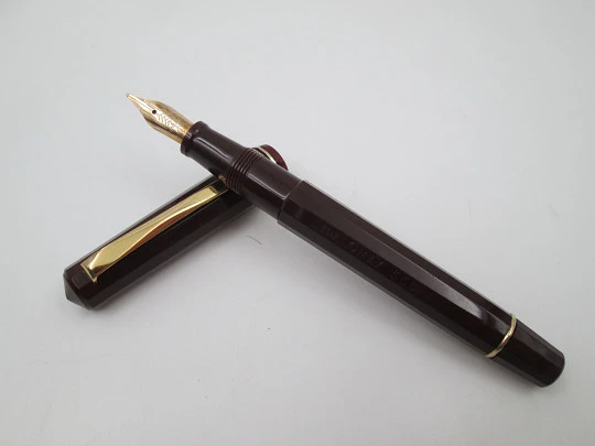 Omas 555 art deco fountain pen. Burgundy faceted resin and gold plated details. 1990's