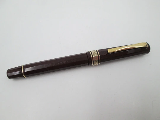 Omas 555 art deco fountain pen. Burgundy faceted resin and gold plated details. 1990's