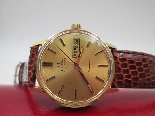 Omega Genève Seamaster. 18 karat gold. Automatic. Date & day. Leather strap