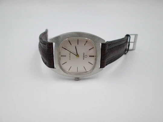 Omega Genève. Acero inoxidable. Cuerda. Años 60. Caja cuadrada. Suiza