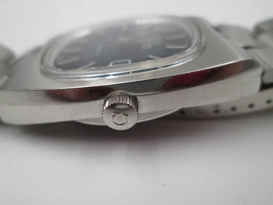 Omega Genève. Stainless steel. Automatic. Calendar. Black dial. Bracelet. 1970's