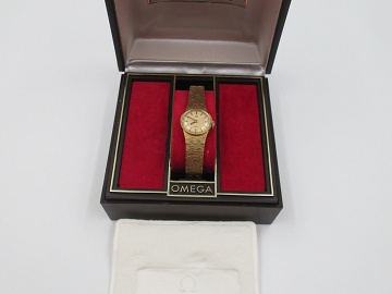 gold plated steel manual wind box 1970s
