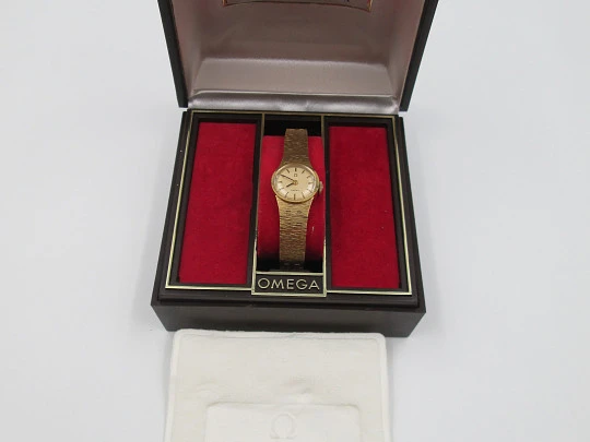 Omega mujer. Chapado oro y acero. Cuerda manual. Brazalete. Estuche. 1970