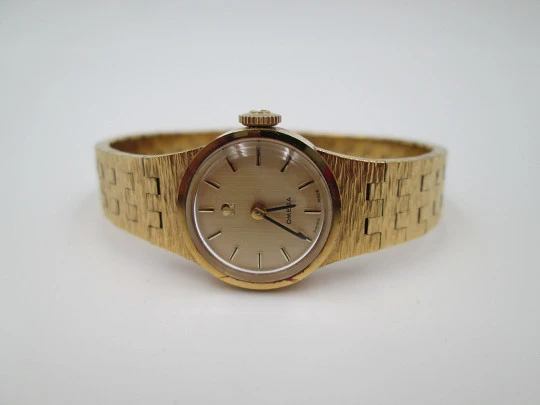 Omega mujer. Chapado oro y acero. Cuerda manual. Brazalete. Estuche. 1970