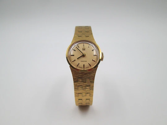 Omega mujer. Chapado oro y acero. Cuerda manual. Brazalete. Estuche. 1970