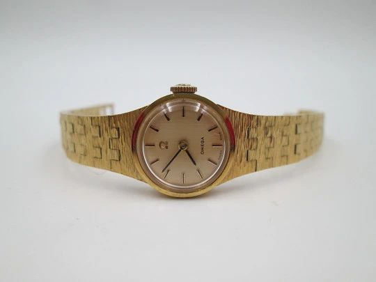 Omega mujer. Chapado oro y acero. Cuerda manual. Brazalete. Estuche. 1970