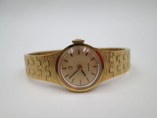 Omega mujer. Chapado oro y acero. Cuerda manual. Brazalete. Estuche. 1970