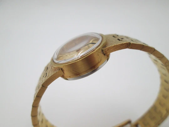 Omega mujer. Chapado oro y acero. Cuerda manual. Brazalete. Estuche. 1970