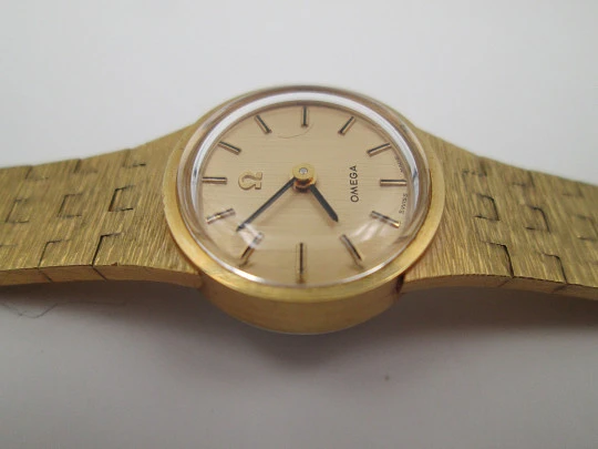 Omega mujer. Chapado oro y acero. Cuerda manual. Brazalete. Estuche. 1970