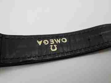 Omega. 18k yellow gold. Manual wind. 1940's. Original strap & buckle
