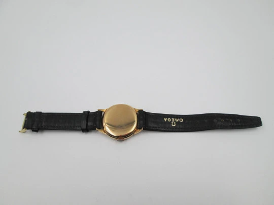 Omega. 18k yellow gold. Manual wind. 1940's. Original strap & buckle