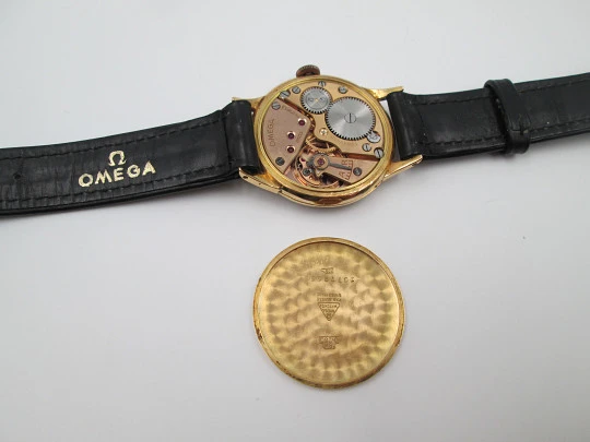 Omega. 18k yellow gold. Manual wind. 1940's. Original strap & buckle