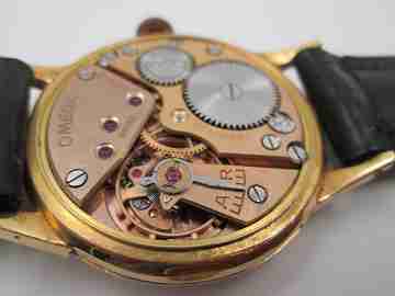 Omega. 18k yellow gold. Manual wind. 1940's. Original strap & buckle