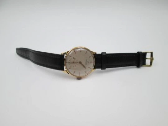 Omega. 18k yellow gold. Manual wind. 1940's. Original strap & buckle