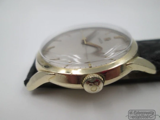 Omega. Laminado oro amarillo 14 quilates. Cuerda manual. Correa piel. 1950