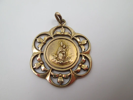 Openwork golden metal medal. Virgin with Child. Vegetable motifs. 1940's