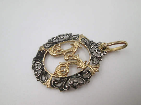 Openwork medal Virgin Mary monogram. Sterling silver & vermeil. Vegetable edge Openwork medal Virgin Mary monogram. Sterling silver & vermeil. Vegetable edge