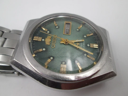 Orient Crystal 3 Stars. Steel. Automatic. Calendar. Green textured dial. Bracelet. 1970's Orient Crystal 3 Stars. Steel. Automatic. Calendar. Green textured dial. Bracelet. 1970's