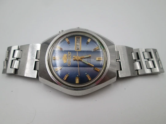 Orient. Acero inoxidable. Dial tornasolado azul. Calendario. Automático. Brazalete. 1970