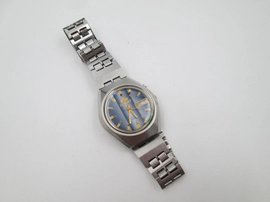 Orient. Stainless steel. Automatic. Calendar. Blue sphere. Bracelet. 1970's. Japan