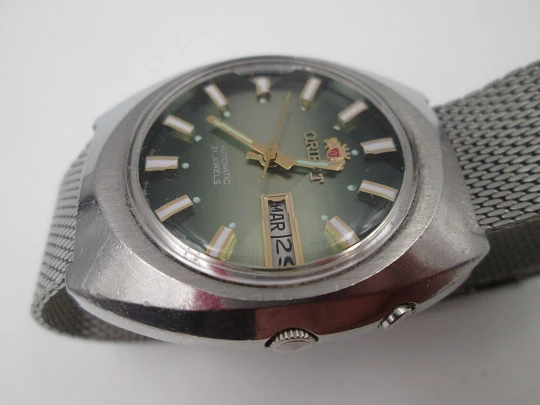 Orient. Stainless steel. Automatic. Calendar. Green dial. Faceted crystal. Bracelet. 1970's