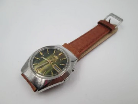 Orient. Stainless steel. Automatic. Date and day. Iridiscent dial. 1970's. Japan