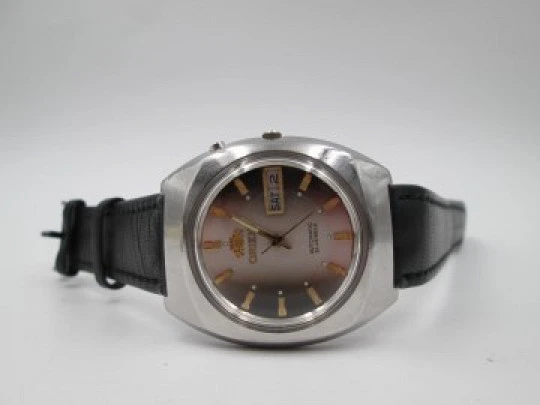 Orient. Stainless steel. Automatic. Date and day. Iridiscent dial. 1970's. Japan