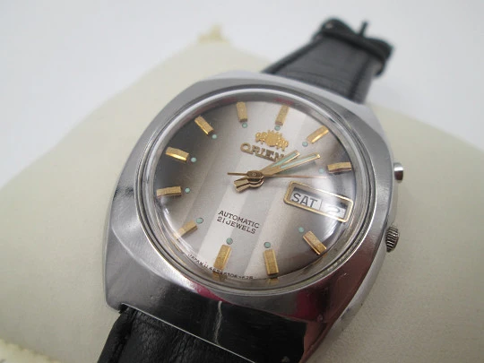 Orient. Stainless steel. Automatic. Date and day. Iridiscent dial. 1970's. Japan