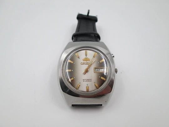 Orient. Stainless steel. Automatic. Date and day. Iridiscent dial. 1970's. Japan