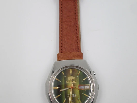 Orient. Stainless steel. Automatic. Date and day. Iridiscent dial. 1970's. Japan