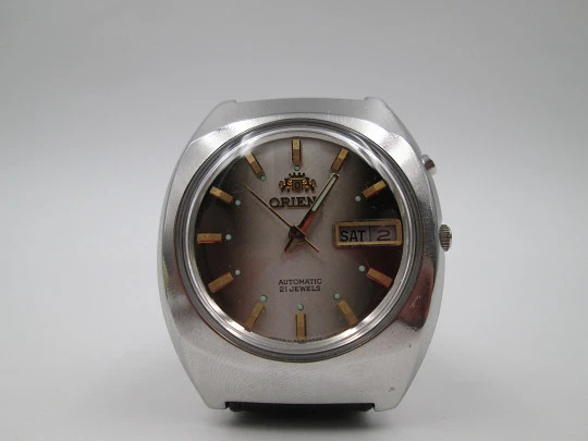 Orient. Stainless steel. Automatic. Date and day. Iridiscent dial. 1970's. Japan