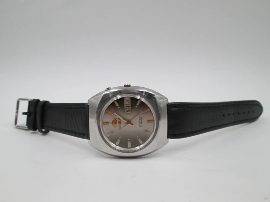 Orient. Stainless steel. Automatic. Date and day. Iridiscent dial. 1970's. Japan