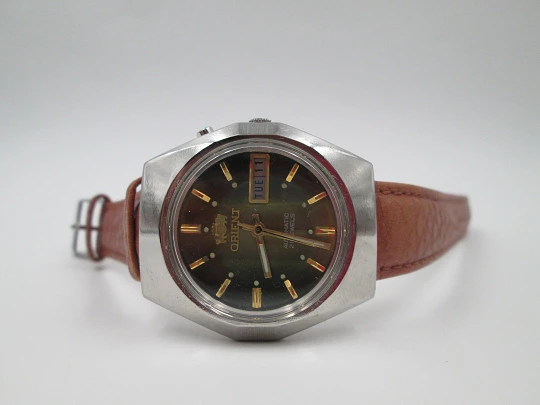 Orient. Stainless steel. Automatic. Date and day. Iridiscent dial. 1970's. Japan