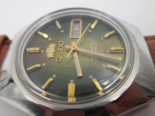 Orient. Stainless steel. Automatic. Date and day. Iridiscent dial. 1970's. Japan