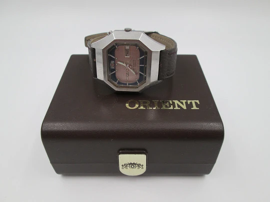 Orient. Steel. Automatic. Date & day. Bitone dial. Octagonal case. 1970's. Box. Japan