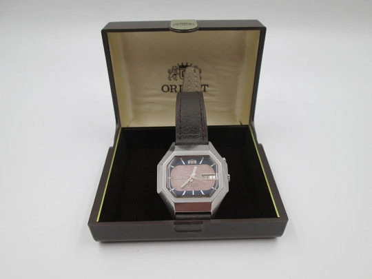 Orient. Steel. Automatic. Date & day. Bitone dial. Octagonal case. 1970's. Box. Japan