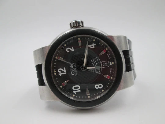 Oris TT1. Acero inoxidable. Día y fecha. Automático. Fondo vista. Correa caucho