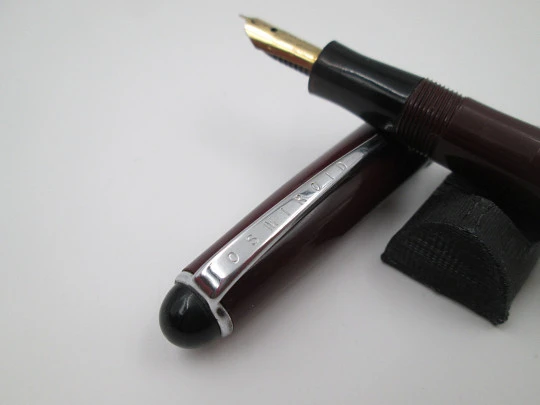 Osmiroid 65 fountain pen. Garnet and black plastic. Silver plated details. Lever filler. 1950