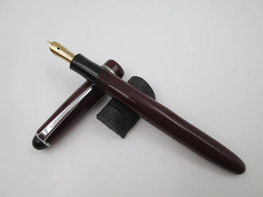 Osmiroid 65 fountain pen. Garnet and black plastic. Silver plated details. Lever filler. 1950