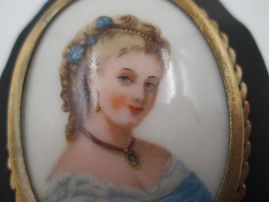 Oval brooch. Limoges painted porcelain and golden metal. Woman bust. 1950's