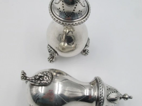 Pair of salt & pepper shakers. Sterling silver. UK. 1930. Ellis Jacob Greenberg