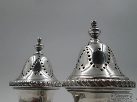 Pair of salt & pepper shakers. Sterling silver. UK. 1930. Ellis Jacob Greenberg