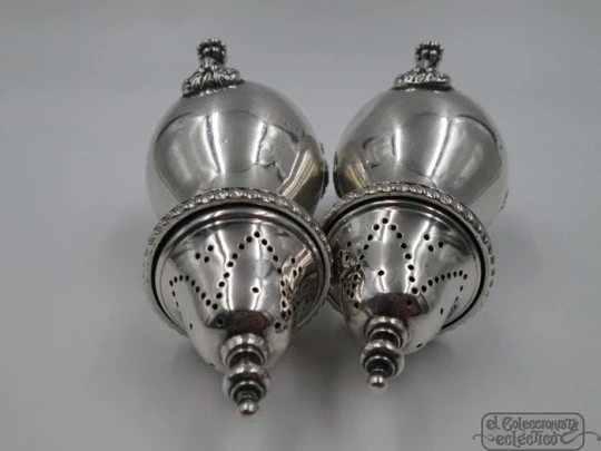 Pair of salt & pepper shakers. Sterling silver. UK. 1930. Ellis Jacob Greenberg