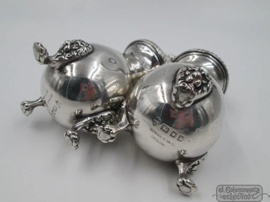 Pair of salt & pepper shakers. Sterling silver. UK. 1930. Ellis Jacob Greenberg