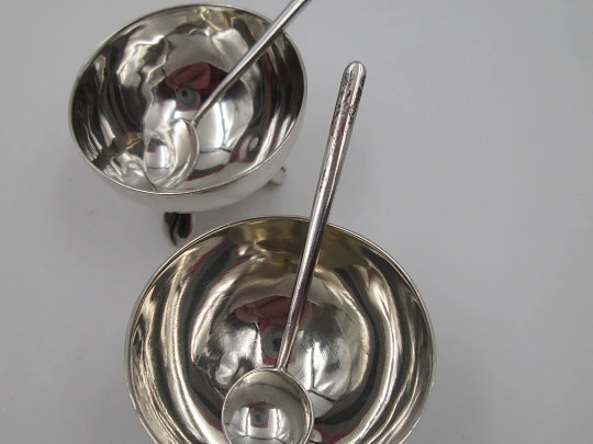 Pair salt shakers. 900 sterling silver. Footed bowlsm shape. El Salvador. 1980's