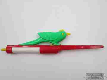 Pájaro canario silbador de juguete. Plástico de colores. España. Años 70