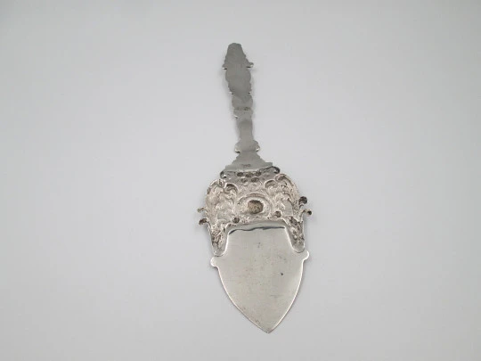 Pala para servicio de tarta. Plata de ley. Querubín y motivos florales y vegetales. 1960